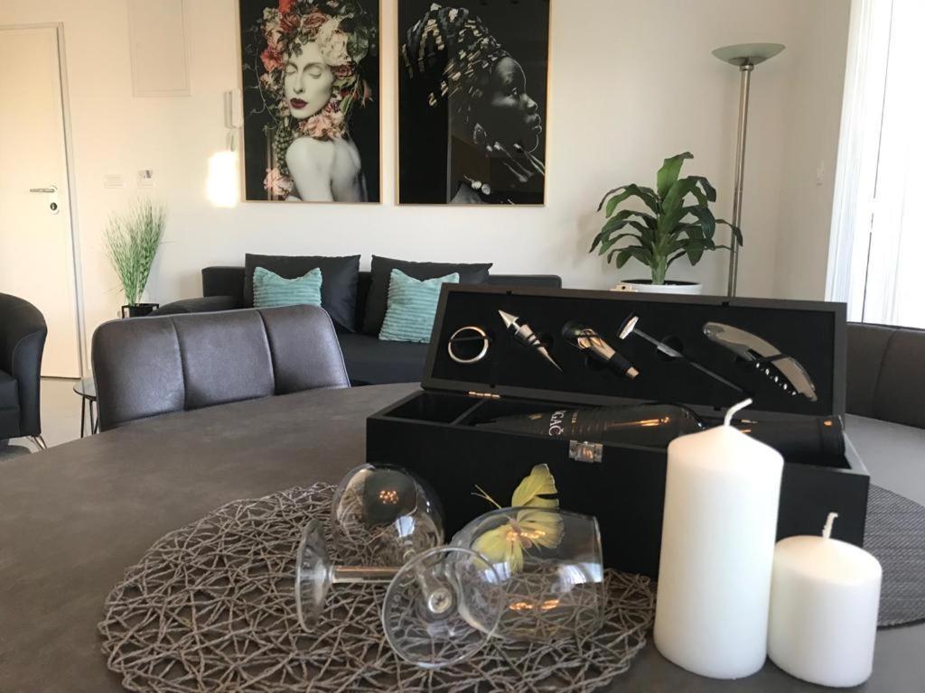Hedonist-Luxury 2 Bedroom Apartment With Private Hot Tub, Garden And Free Parking Trogir Buitenkant foto