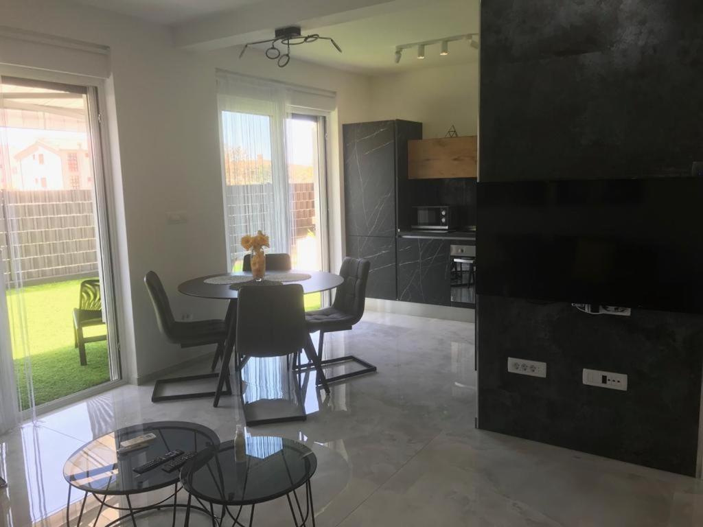 Hedonist-Luxury 2 Bedroom Apartment With Private Hot Tub, Garden And Free Parking Trogir Buitenkant foto