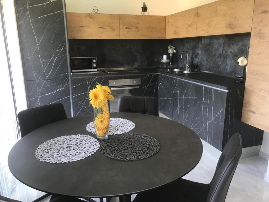 Hedonist-Luxury 2 Bedroom Apartment With Private Hot Tub, Garden And Free Parking Trogir Buitenkant foto