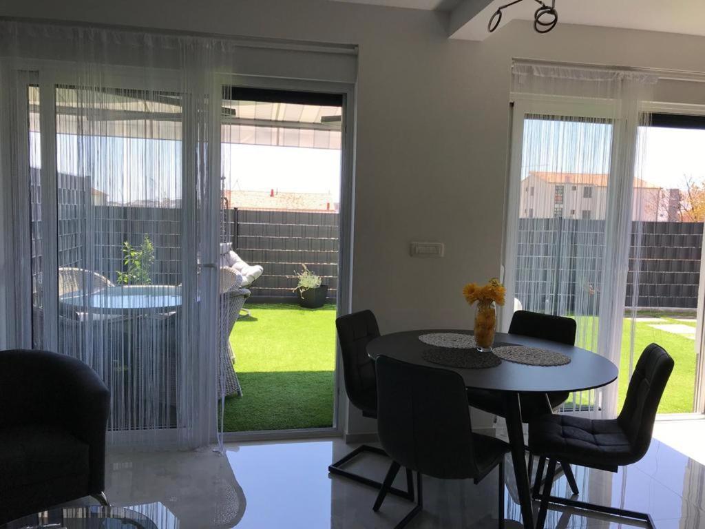 Hedonist-Luxury 2 Bedroom Apartment With Private Hot Tub, Garden And Free Parking Trogir Buitenkant foto