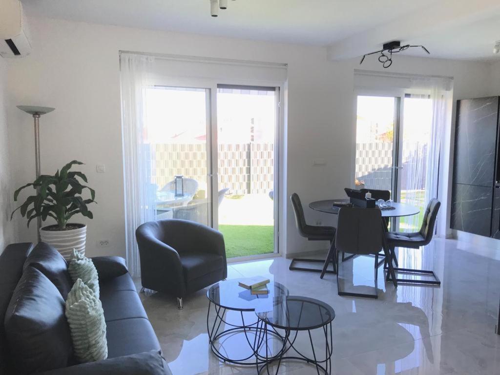 Hedonist-Luxury 2 Bedroom Apartment With Private Hot Tub, Garden And Free Parking Trogir Buitenkant foto