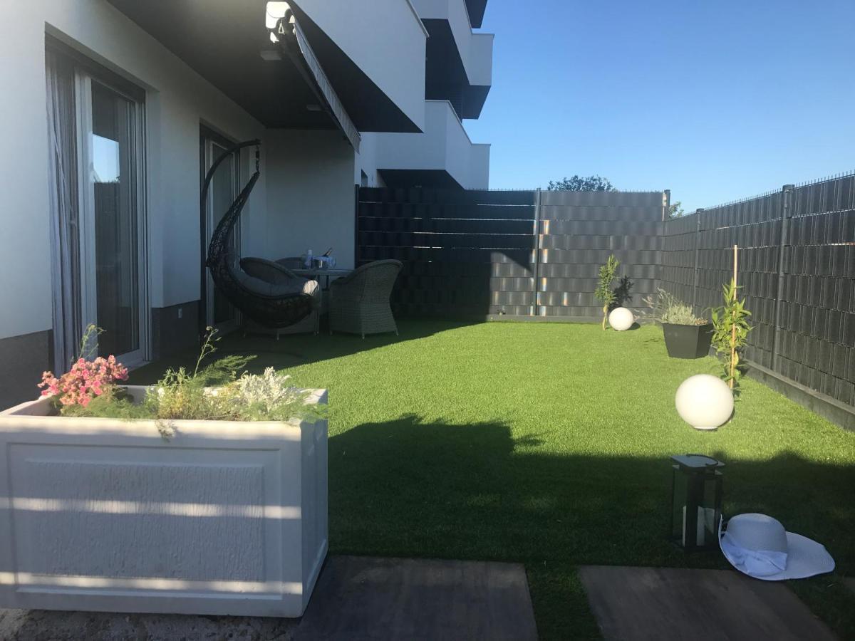 Hedonist-Luxury 2 Bedroom Apartment With Private Hot Tub, Garden And Free Parking Trogir Buitenkant foto