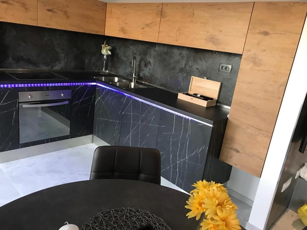 Hedonist-Luxury 2 Bedroom Apartment With Private Hot Tub, Garden And Free Parking Trogir Buitenkant foto