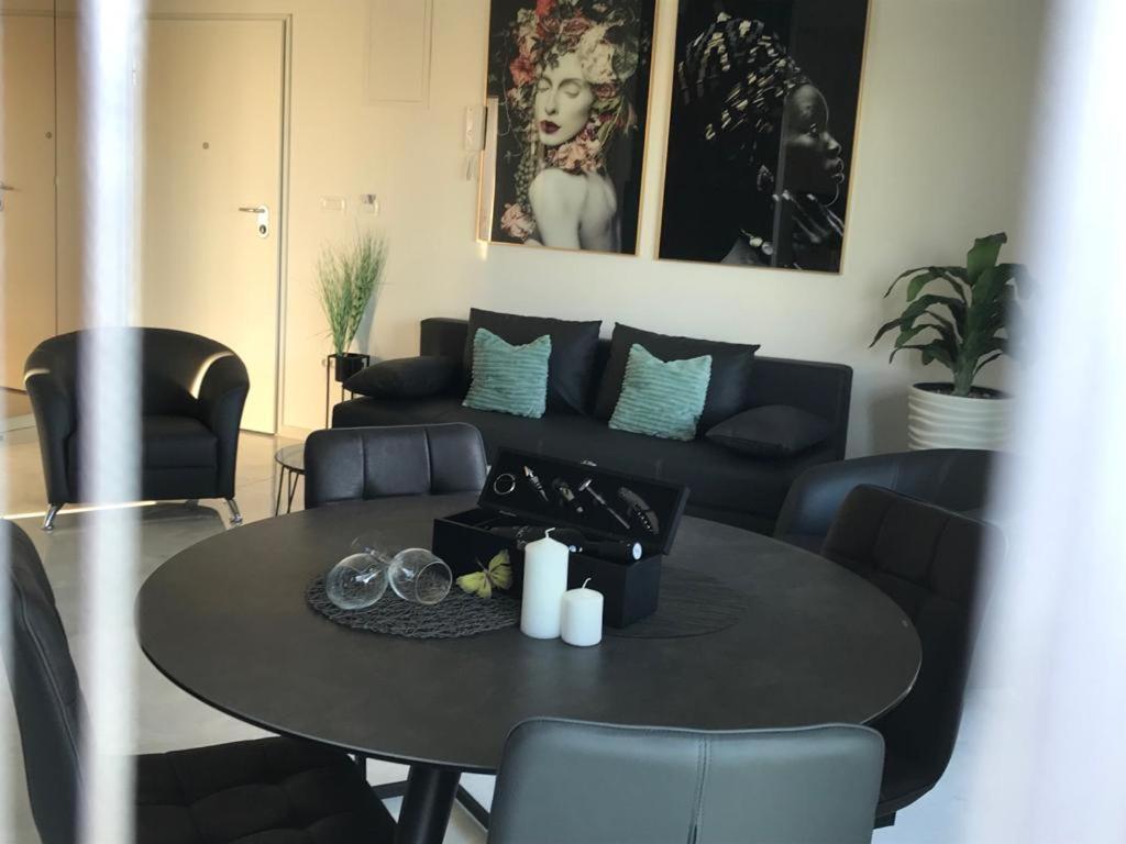 Hedonist-Luxury 2 Bedroom Apartment With Private Hot Tub, Garden And Free Parking Trogir Buitenkant foto