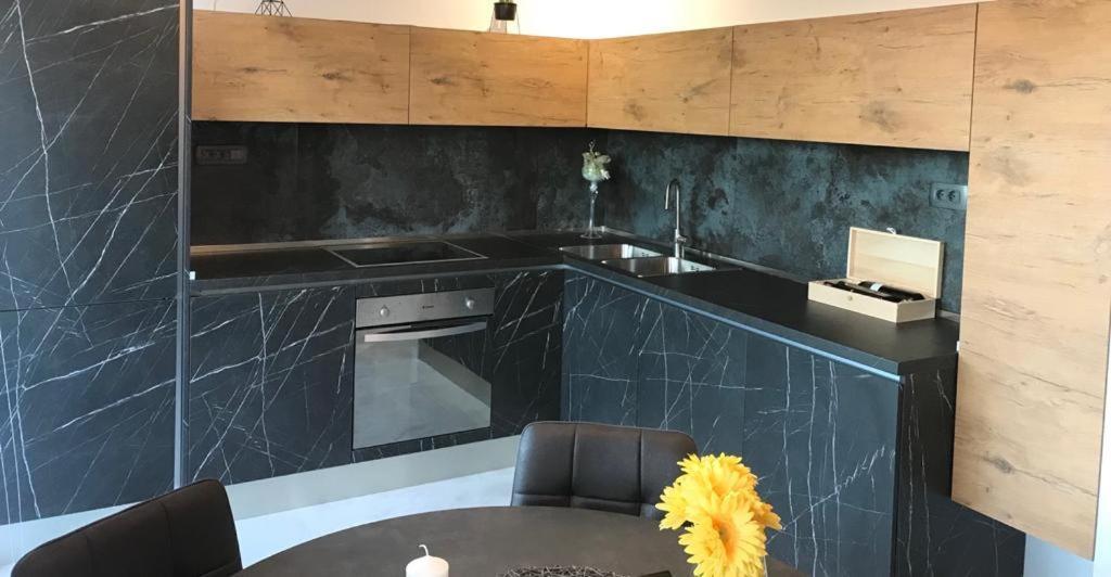 Hedonist-Luxury 2 Bedroom Apartment With Private Hot Tub, Garden And Free Parking Trogir Buitenkant foto