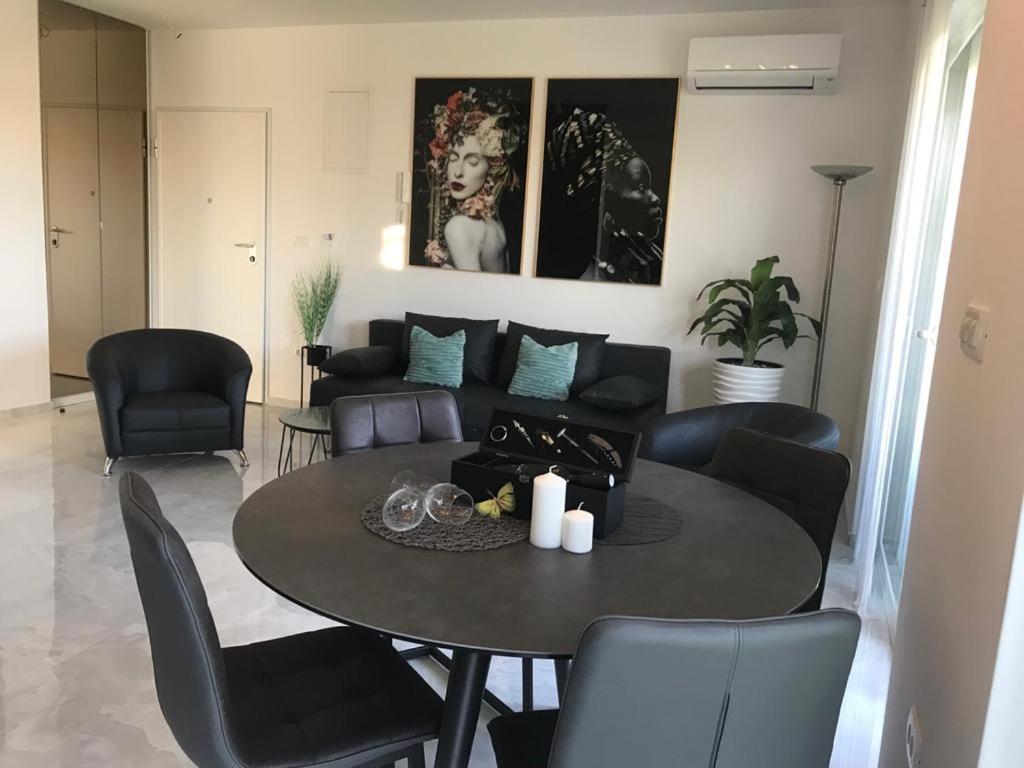 Hedonist-Luxury 2 Bedroom Apartment With Private Hot Tub, Garden And Free Parking Trogir Buitenkant foto