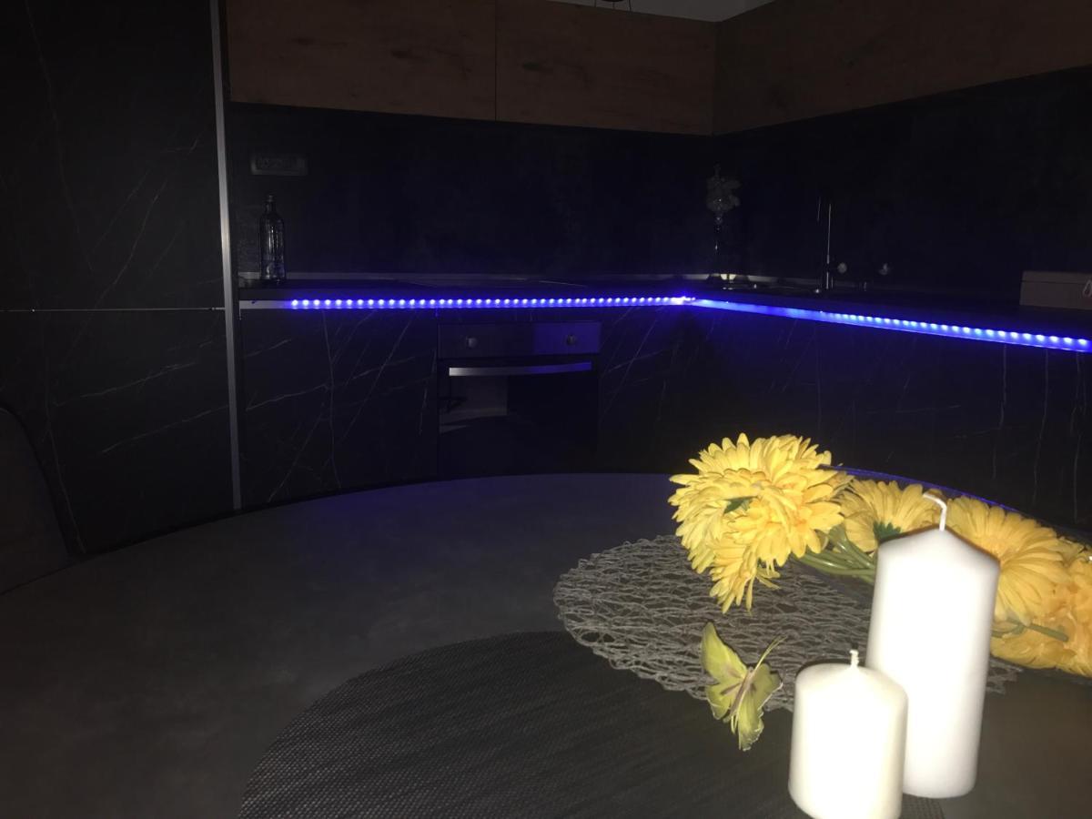 Hedonist-Luxury 2 Bedroom Apartment With Private Hot Tub, Garden And Free Parking Trogir Buitenkant foto