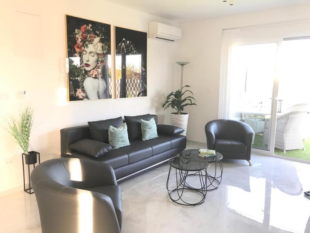Hedonist-Luxury 2 Bedroom Apartment With Private Hot Tub, Garden And Free Parking Trogir Buitenkant foto