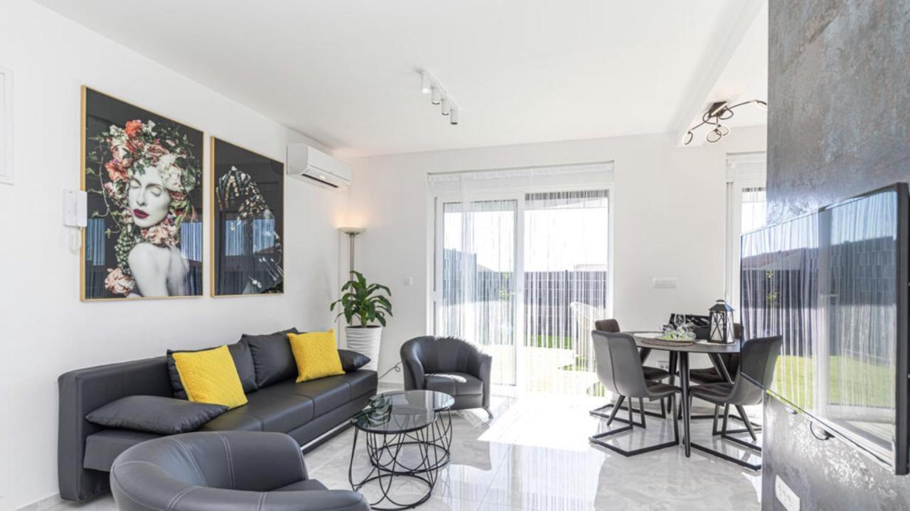 Hedonist-Luxury 2 Bedroom Apartment With Private Hot Tub, Garden And Free Parking Trogir Buitenkant foto