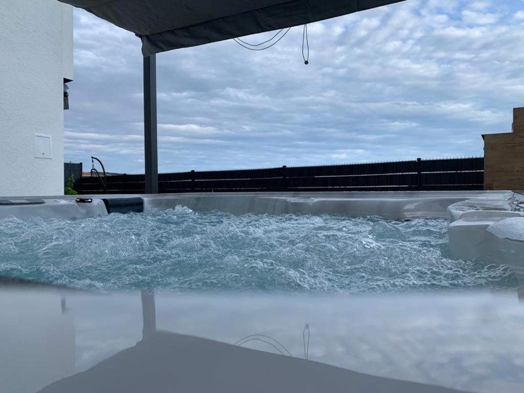 Hedonist-Luxury 2 Bedroom Apartment With Private Hot Tub, Garden And Free Parking Trogir Buitenkant foto
