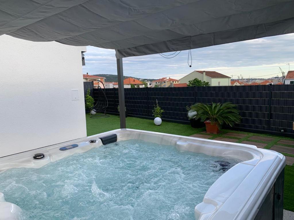 Hedonist-Luxury 2 Bedroom Apartment With Private Hot Tub, Garden And Free Parking Trogir Buitenkant foto