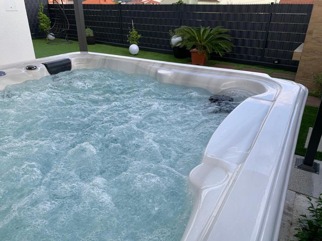 Hedonist-Luxury 2 Bedroom Apartment With Private Hot Tub, Garden And Free Parking Trogir Buitenkant foto