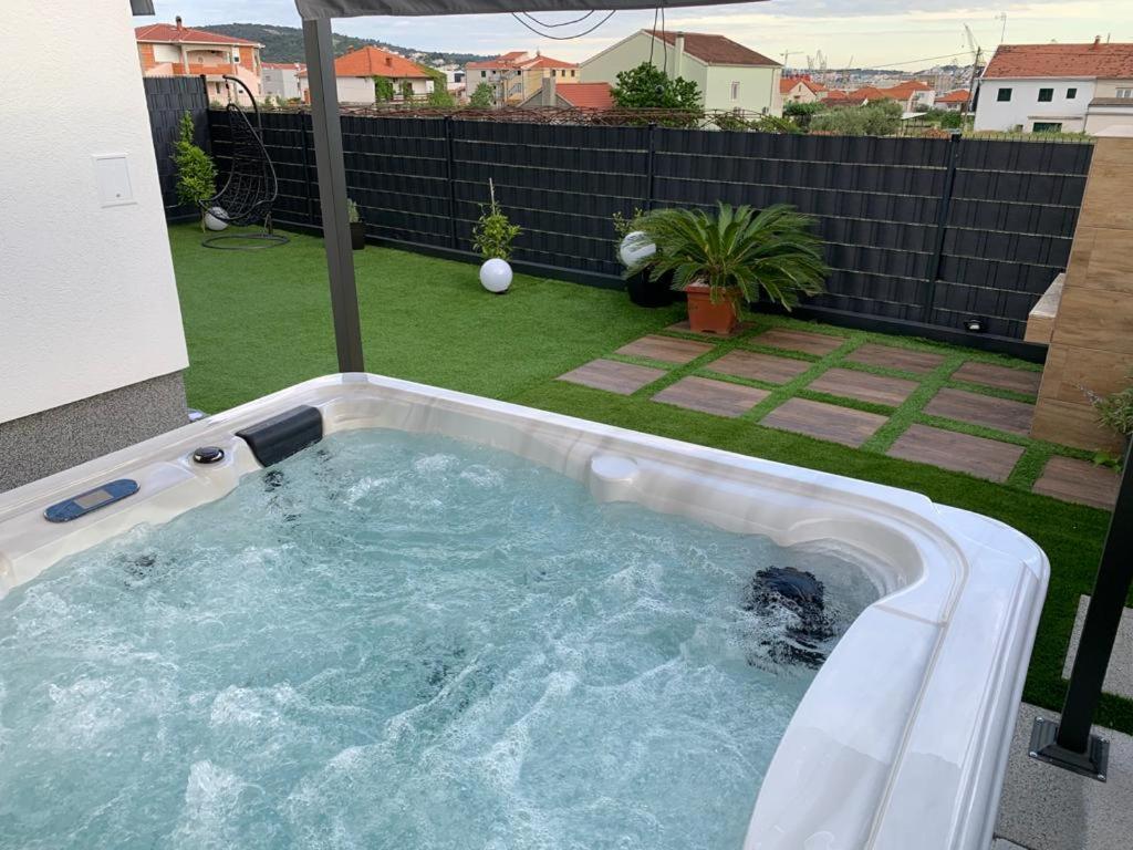 Hedonist-Luxury 2 Bedroom Apartment With Private Hot Tub, Garden And Free Parking Trogir Buitenkant foto