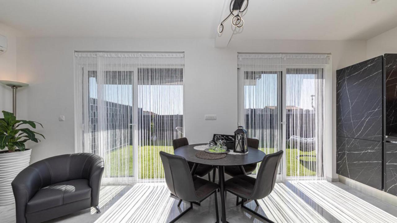 Hedonist-Luxury 2 Bedroom Apartment With Private Hot Tub, Garden And Free Parking Trogir Buitenkant foto
