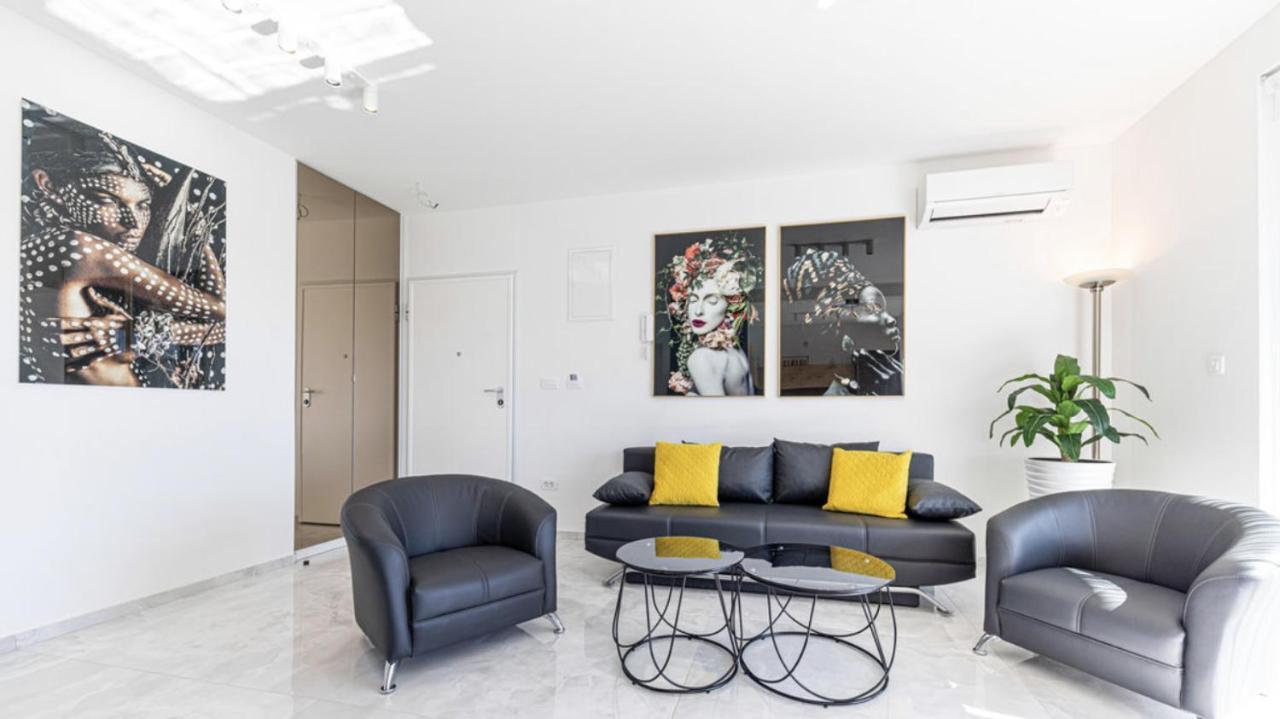 Hedonist-Luxury 2 Bedroom Apartment With Private Hot Tub, Garden And Free Parking Trogir Buitenkant foto