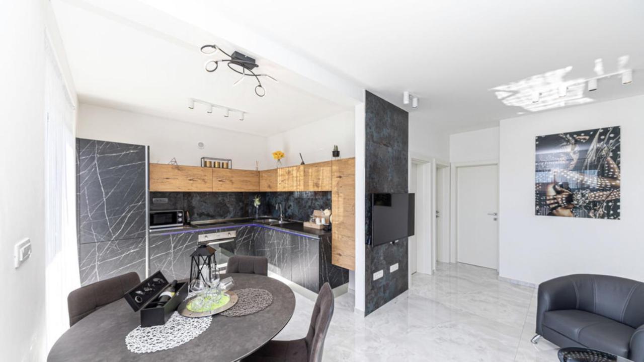Hedonist-Luxury 2 Bedroom Apartment With Private Hot Tub, Garden And Free Parking Trogir Buitenkant foto