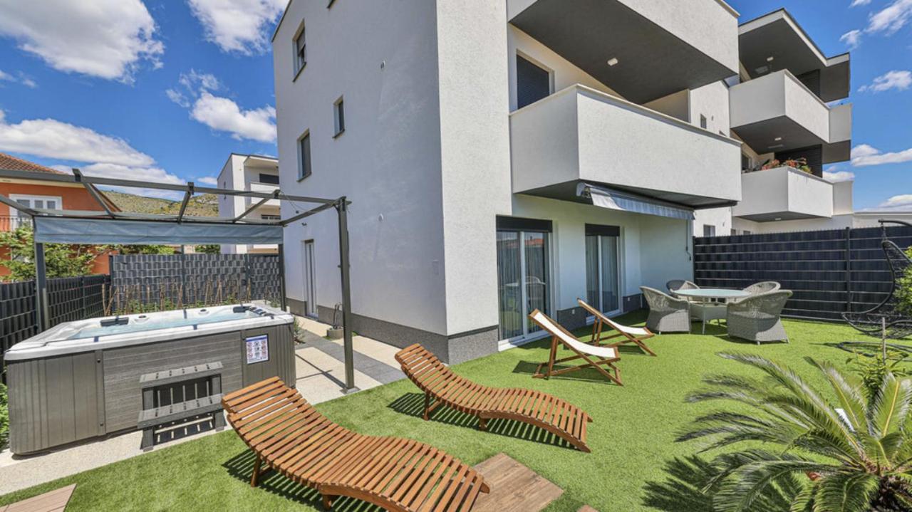 Hedonist-Luxury 2 Bedroom Apartment With Private Hot Tub, Garden And Free Parking Trogir Buitenkant foto
