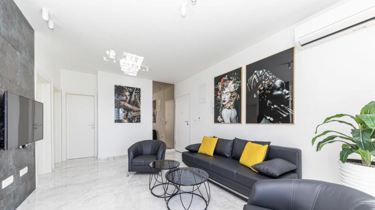 Hedonist-Luxury 2 Bedroom Apartment With Private Hot Tub, Garden And Free Parking Trogir Buitenkant foto