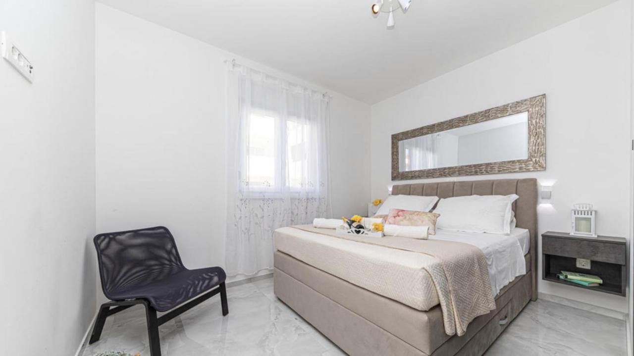 Hedonist-Luxury 2 Bedroom Apartment With Private Hot Tub, Garden And Free Parking Trogir Buitenkant foto