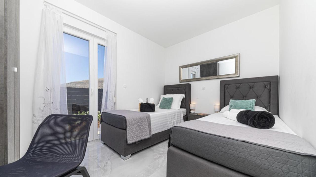 Hedonist-Luxury 2 Bedroom Apartment With Private Hot Tub, Garden And Free Parking Trogir Buitenkant foto