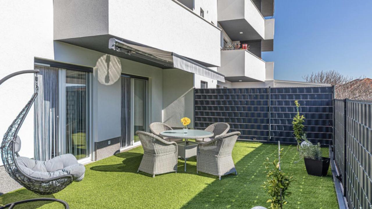 Hedonist-Luxury 2 Bedroom Apartment With Private Hot Tub, Garden And Free Parking Trogir Buitenkant foto